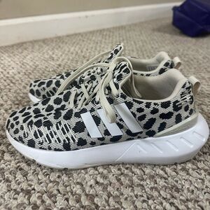 Adidas sneakers, girls size 5, fits women's 6.5. Excellent condition.